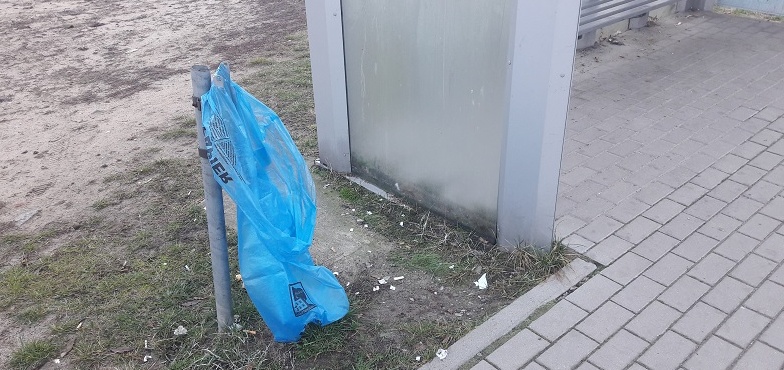 Ktoś zniszczył kosz przy przystanku. Powieszono tylko foliowy worek