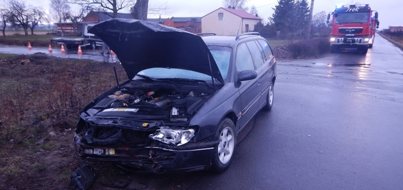 Osobówka zderzyła się z autolawetą. Wypadek w Rgielewie