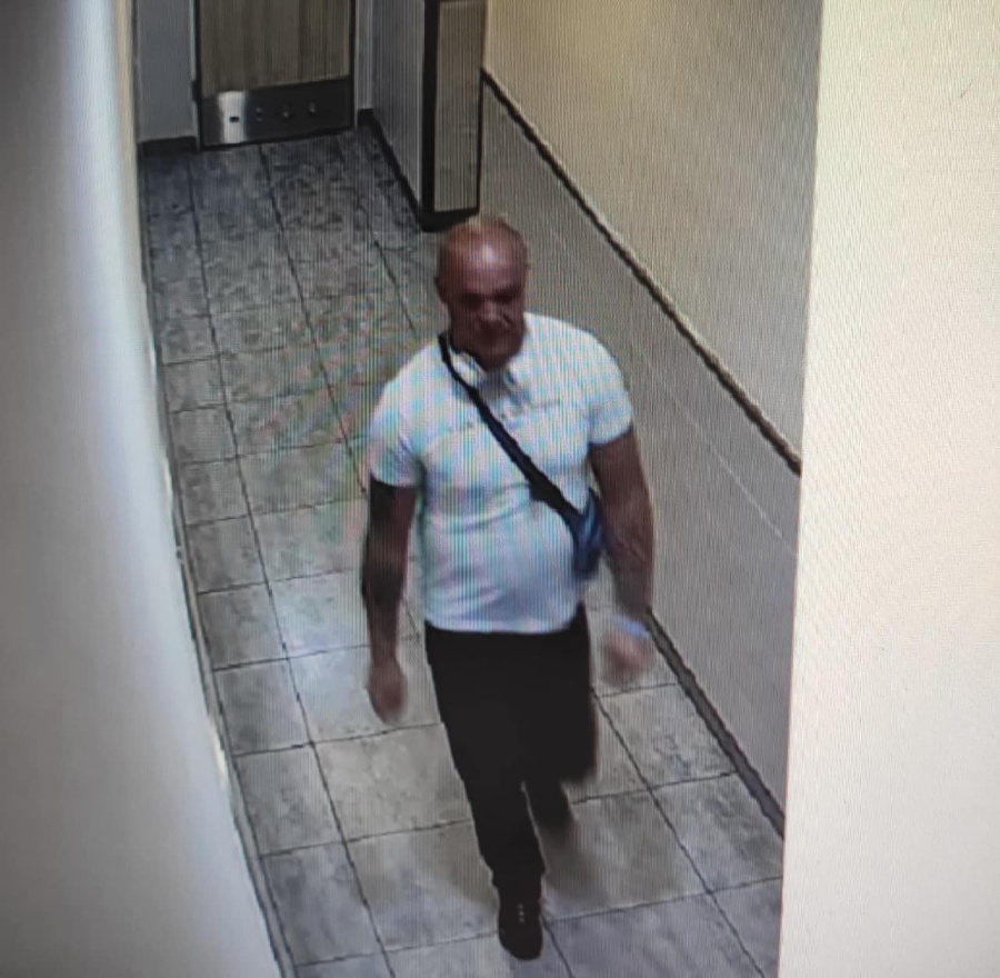 Czy ktoś rozpoznaje tego mężczyznę? Policjanci prowadzą sprawę przywłaszczenia pieniędzy
