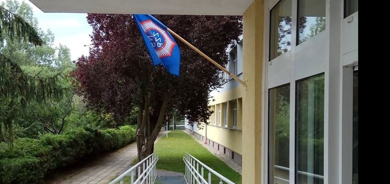 Policjanci niezadowoleni z zarobków, będą odchodzić z pracy? Na komendzie zawisła flaga 