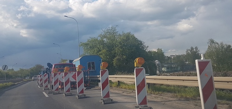 Wymieniane są dwa słupki podporowe. „By nie dopuścić do stanu awaryjnego mostu” 