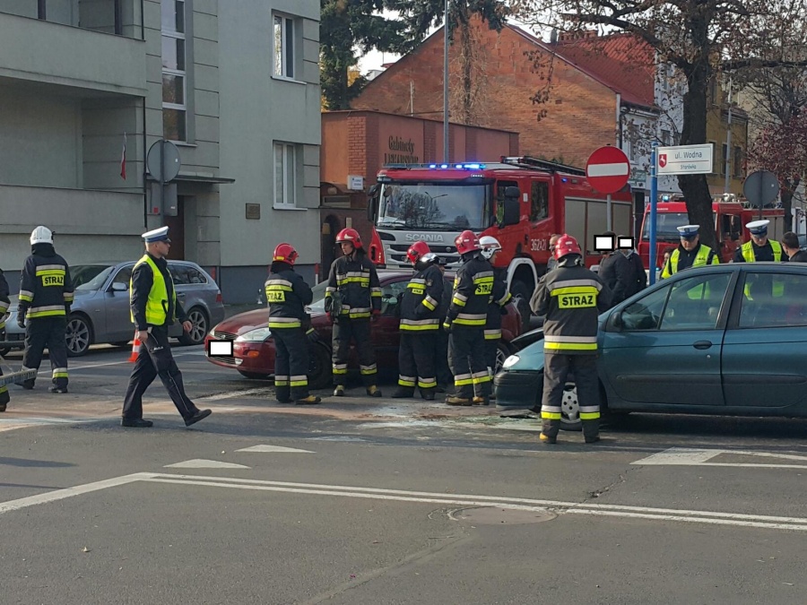 Skrzyżowanie Wodna - Szarych Szeregów. Zderzyły się dwa samochody