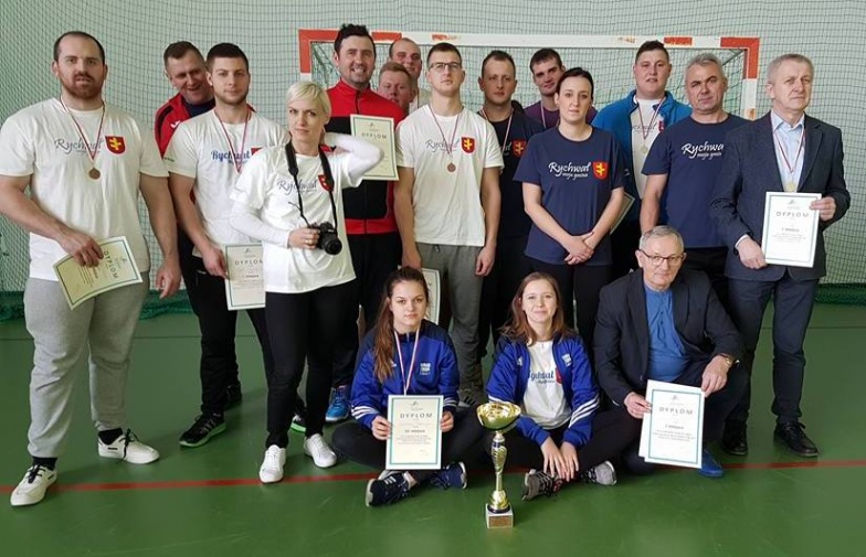 Przeciągali linę i rzucali lotkami. Rychwał zwyciężył zimową spartakiadę