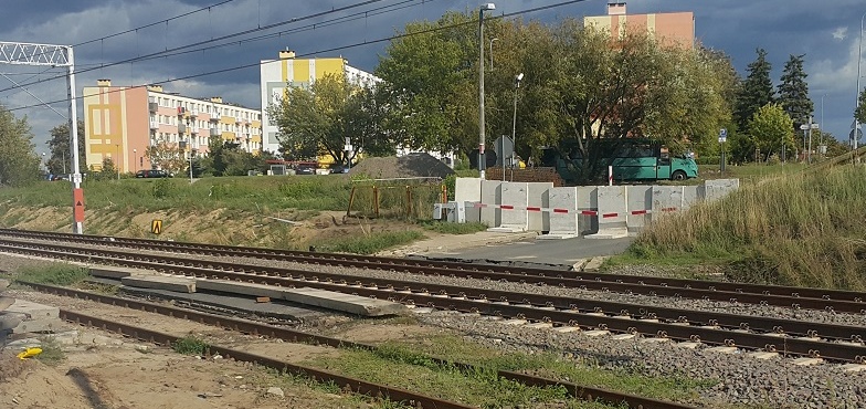 Co dalej z przejściem przez tory na ulicy Okólnej? „Kładka w tym miejscu jest potrzebna”   