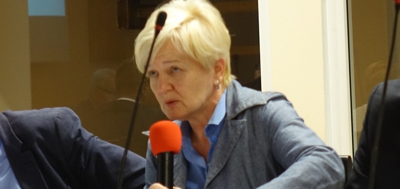 Była kierowniczka wydziału architektury teraz jest w lokalówce 