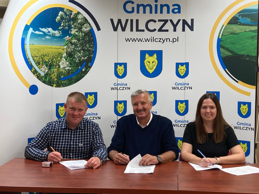 Gmina inwestuje w sport i oświatę. Podpisali umowę i otrzymali dofinansowanie