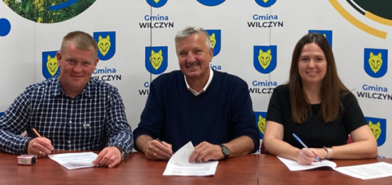 Gmina inwestuje w sport i oświatę. Podpisali umowę i otrzymali dofinansowanie