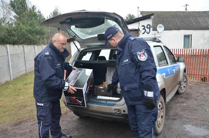 Przez rok zbierali makulaturę. Policjanci z paczkami dla potrzebujących rodzin