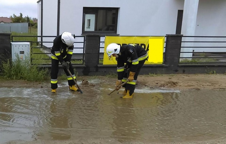 Intensywne deszcze, zalane drogi. Strażacy w akcji