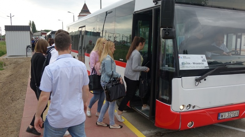 Pierwsze autobusy komunikacji zastępczej do Wrześni. Trasa kolejowa już zamknięta