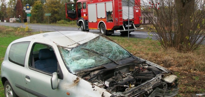 Wypadek w Powidzu. Kierowca stracił panowanie nad autem, wypadł z drogi i dachował