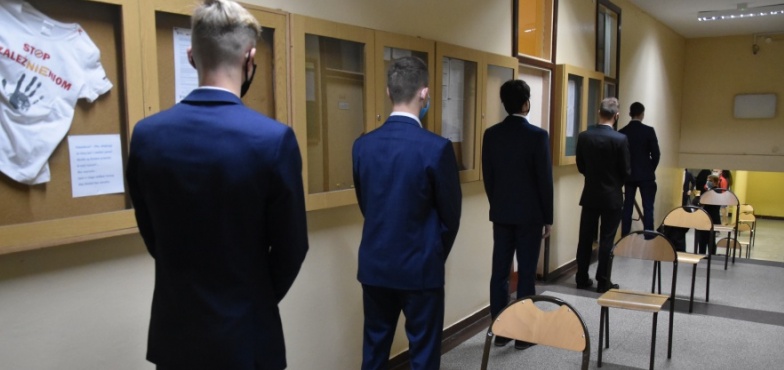 Maturzyści w maseczkach i rękawiczkach. Zaczyna się najważniejszy egzamin - dziś język polski