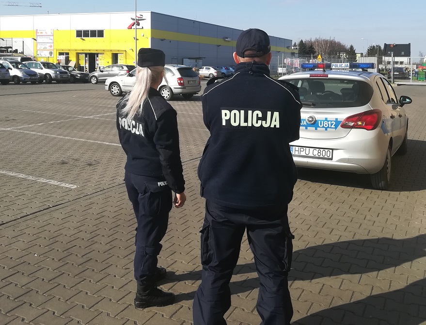 Młodzi ludzie pili alkohol na parkingu. Policjanci wlepili sześć mandatów 