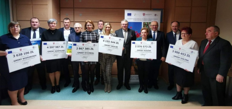 Sześć gmin poprawi warunki mieszkańcom. Podpisali umowy na dofinansowanie
