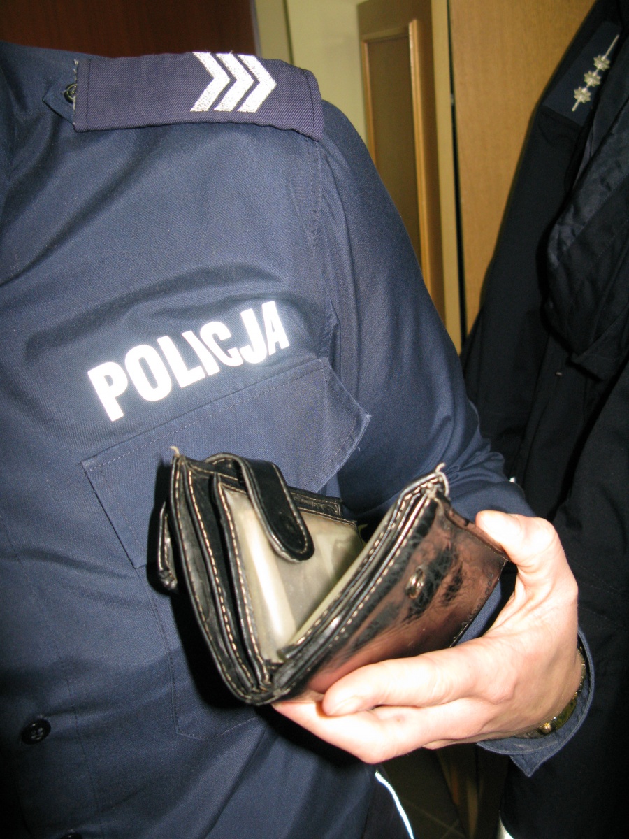 Policjanci odzyskali przywłaszczony portfel. Zgubę zabrała 66-latka