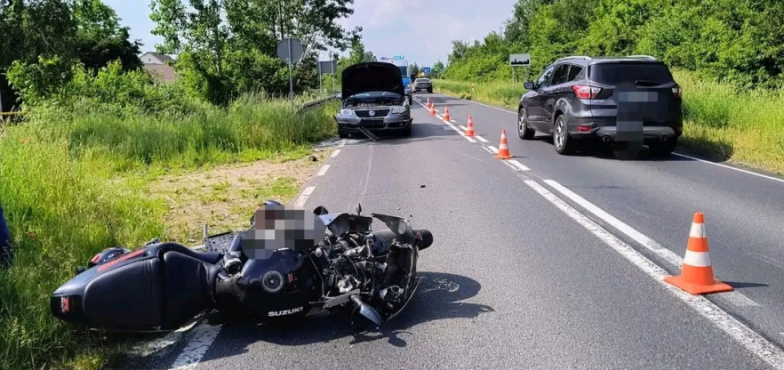 Wypadek w Kleczewie. Osobówka zderzyła się z motocyklem