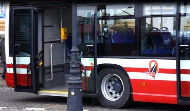 Nowiutkim autobusem MZK zahaczył o lampę. Zbiła się szyba