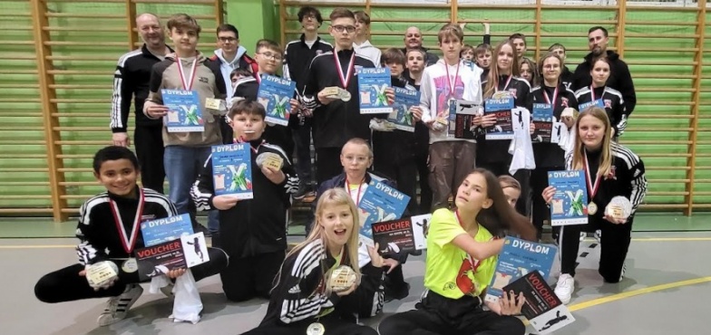 8 medali dla młodych szablistów z Konina