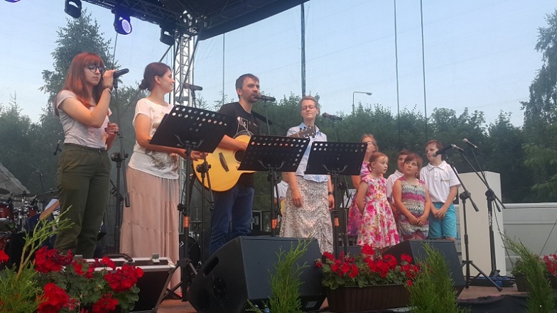 Koncert przy kościele św. Maksymiliana. Poprzez śpiew i taniec uwielbiają Boga 