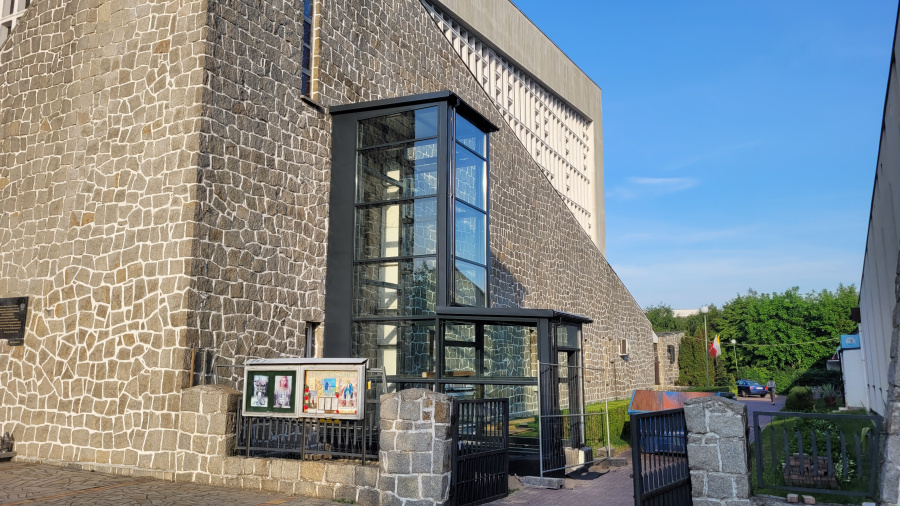 Une cage d’ascenseur a été installée à côté de l’église.  Le projet arrive à sa phase finale