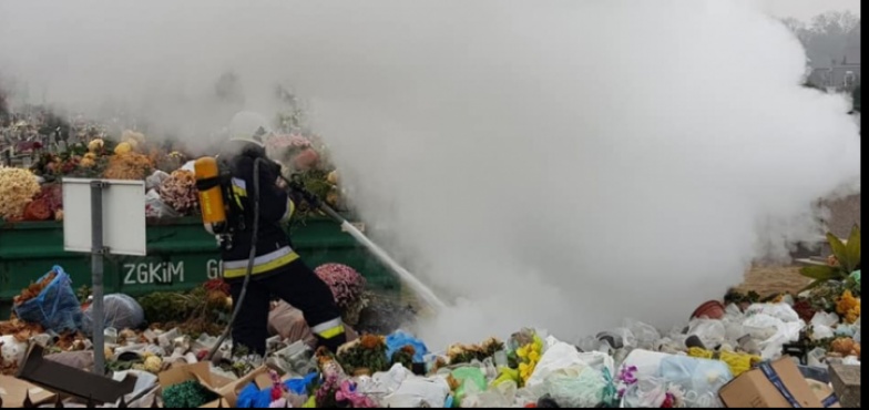 Gasili pożar śmieci na cmentarzu. Ogień w betonowym śmietniku