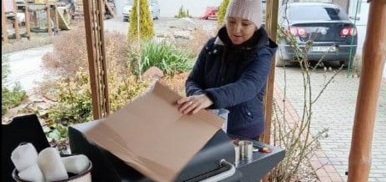 Robią okopowe świece dla obrońców Ukrainy