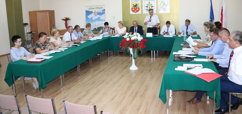 Radni nie mieli żadnych wątpliwości. Wójt z wotum, absolutorium i kwiatami