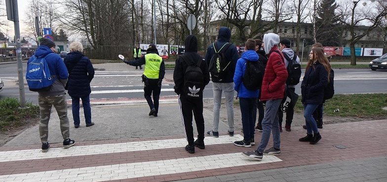 Strażnicy miejscy sterują ruchem przy pasach