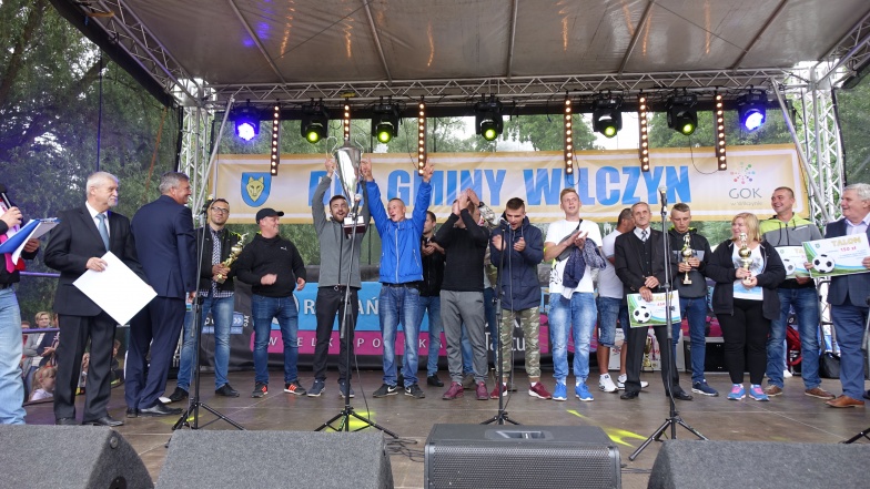 Sportowy Dzień Wilczyna. Na scenie kabaret Nowaki, później kibicowanie reprezentacji 