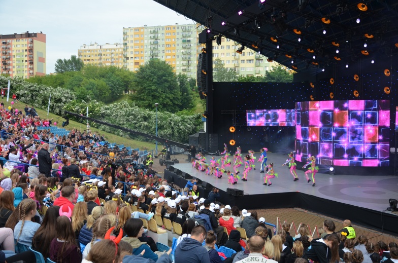 Kolorowy korowód przeszedł przez Konin. W ten sposób rozpoczął się koncert galowy dziecięcego festiwalu 