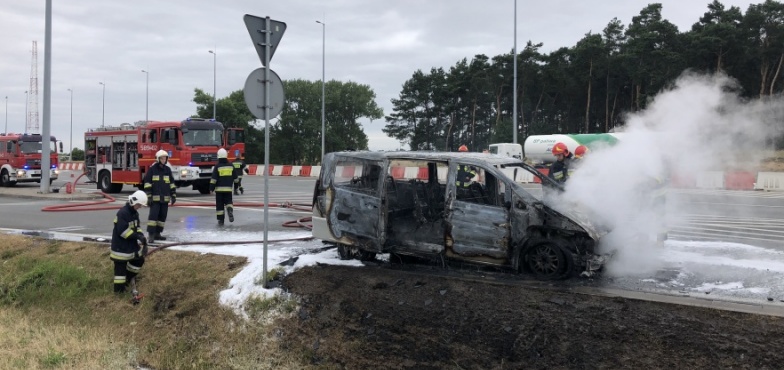 Bus zapalił się na autostradzie. Podróżni próbowali go ugasić 