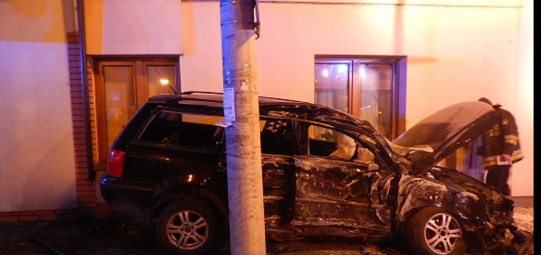 Samochód uderzył w dom. Wypadek w Babiaku