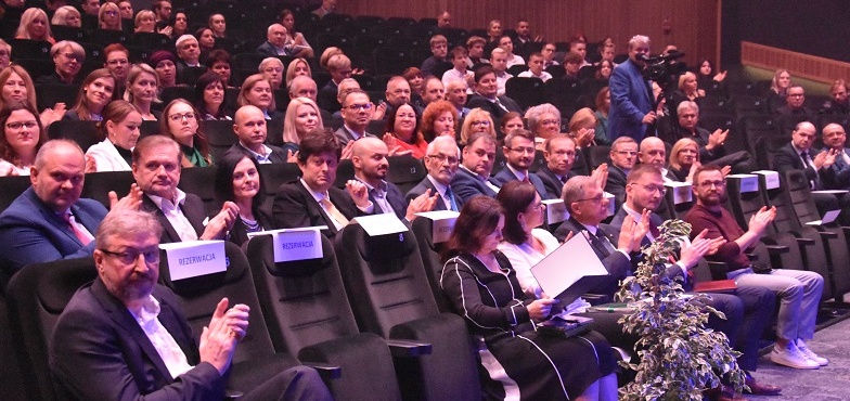 Uroczyście obchodzili jubileusz 5-lecia. Dyrektor dostał książkę o zabawnym tytule