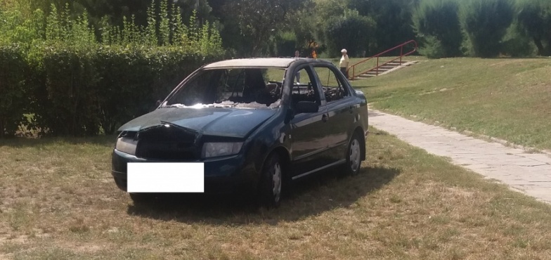 Spalony samochód w środku osiedla. Straszy przy Sosnowej 5