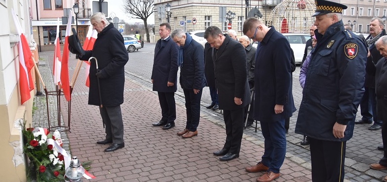 Dziś 75. rocznica wyzwolenia miasta. Kwiaty i znicze pod tablicą ku pamięci koninian 