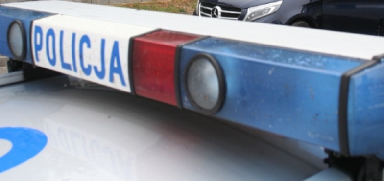 Piłą do drewna odciął sobie dwa palce. Policjanci eskortowali mężczyznę do szpitala