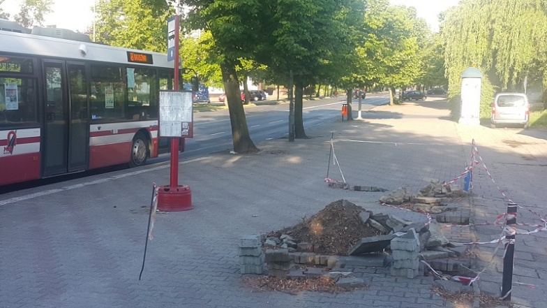 Od miesiąca nie ma wiat przystankowych. Mieszkańcy coraz bardziej wkurzeni 