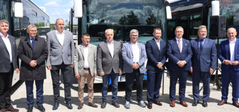 Sześć autobusów hybrydowych włączonych do floty PKS Konin. „Będą służyły mieszkańcom całego regionu”