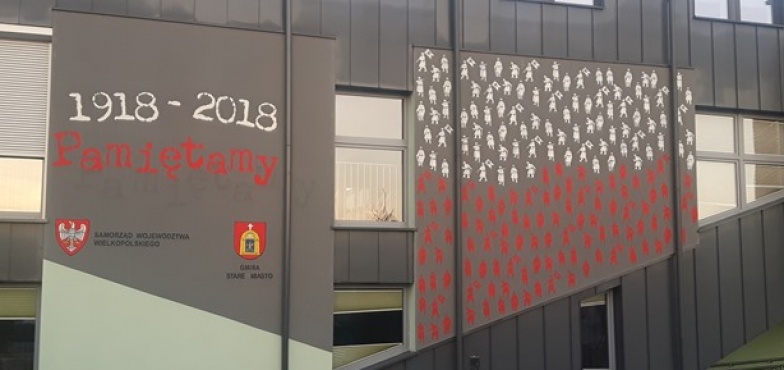 Mural niepodległościowy w Starym Mieście. Polski żołnierz  na ścianie biblioteki