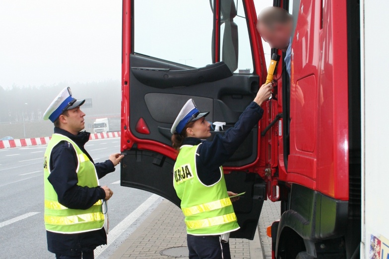 Policjanci zbadali trzeźwość ponad 900 kierowców. Ilu jechało na podwójnym gazie? 