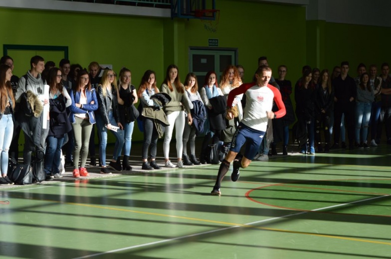 Olimpijczyk spotkał się z żychlińską młodzieżą. Uczył chodu sportowego