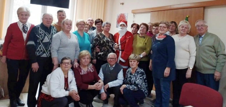 Żeński Mikołaj z workiem prezentów zawitał do seniorów