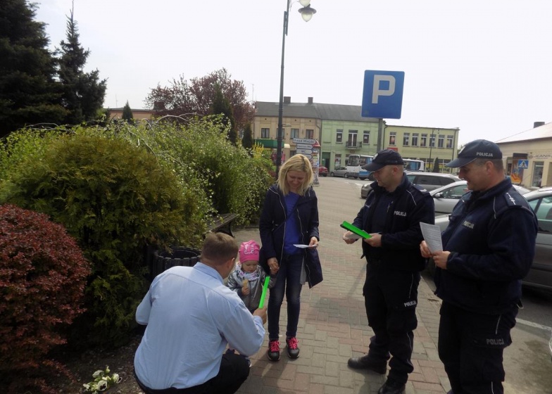 Rozdawali ulotki. Policjanci we wspólnym patrolu z burmistrzem