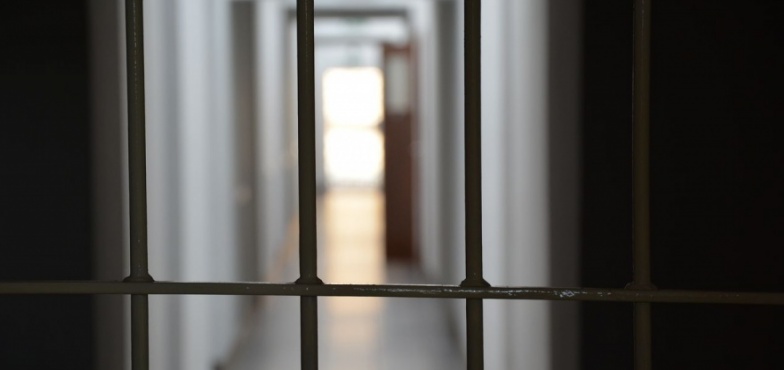 Policjanci zatrzymali włamywacza. Okradł dwa samochody, przy jednym zgubił swój telefon 