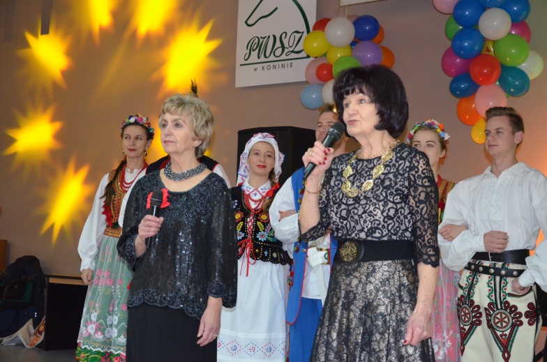 W uczelni zatańczyli poloneza. Bal warsztatów terapii zajęciowej