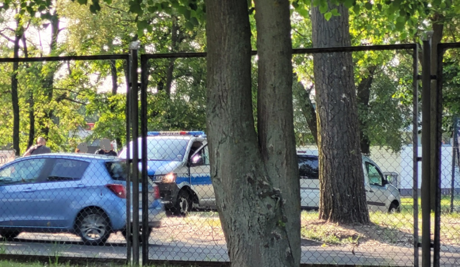 Działania policjantów na ulicy Popiełuszki. Chodzi o zakrycie plakatu wyborczego   