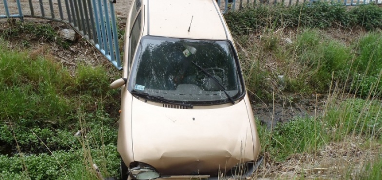 Kierująca straciła panowanie nad autem i ścięła barierkę. Fiat zatrzymał się w rowie