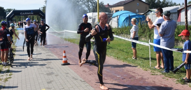 Wpław, na rowerze i biegiem - na starcie triathlonu stanęło dziś 800 zawodników