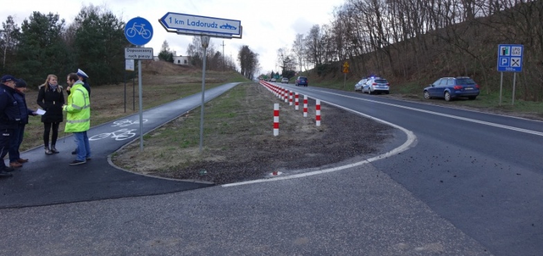 Chodzą ruchliwą drogą. Czy powstanie chodnik i przejście dla pieszych?