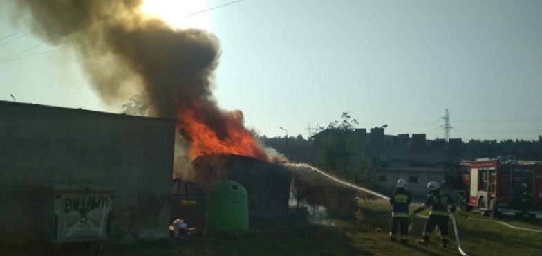 Kłęby dymu nad garażami. Strażacy w akcji